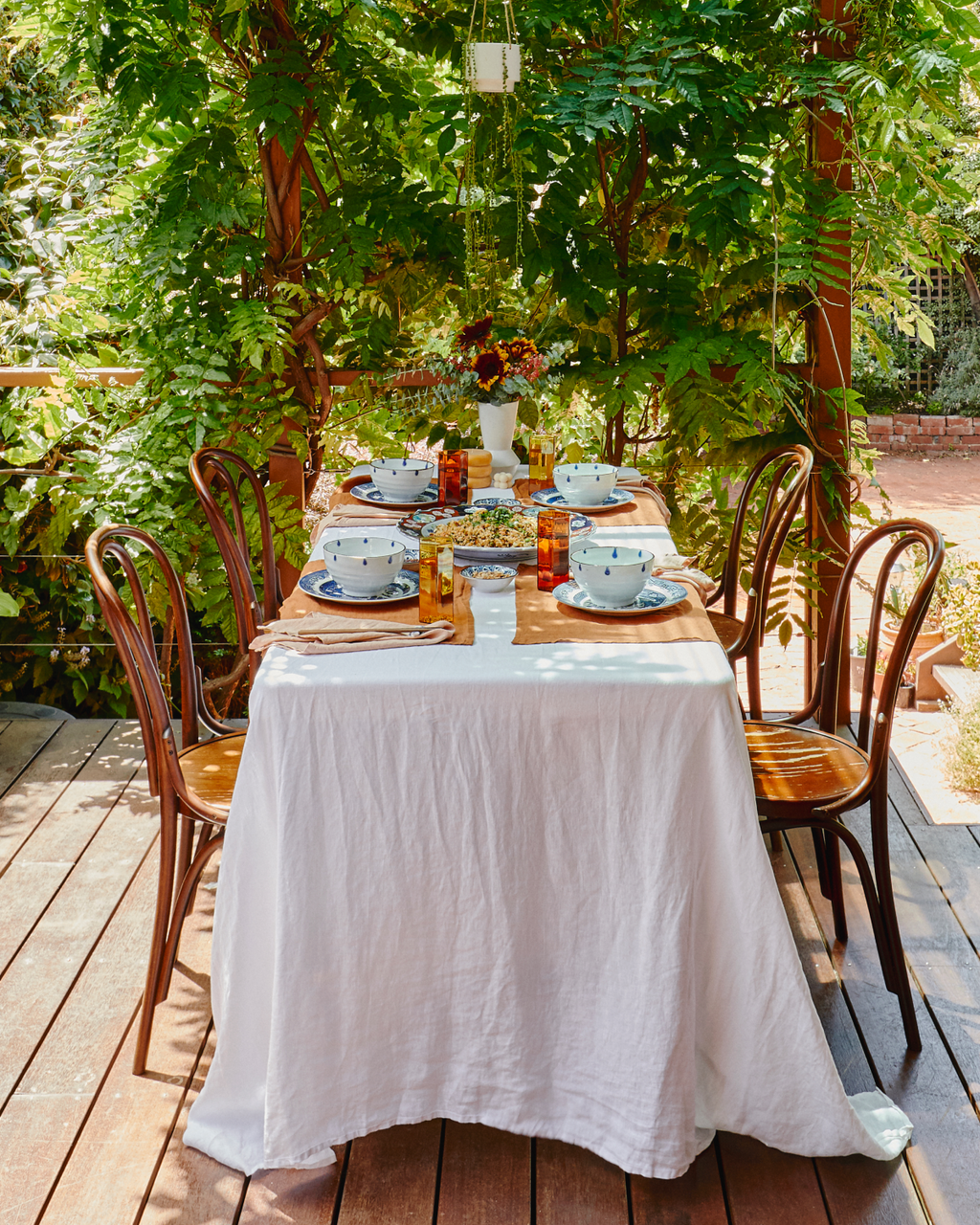 Ensemble de table blanc, rouille et terre cuite