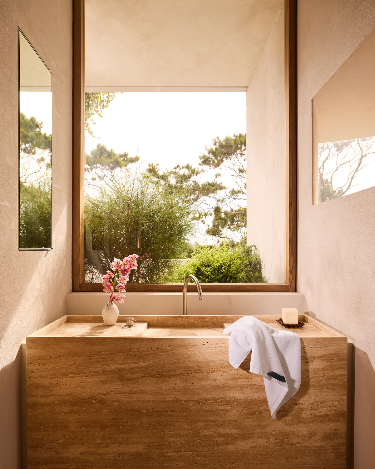 Serviette de toilette en coton éponge blanc immaculé