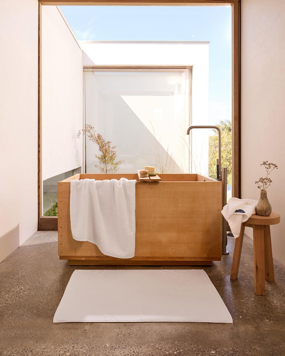 Serviette de bain en coton éponge blanc immaculé