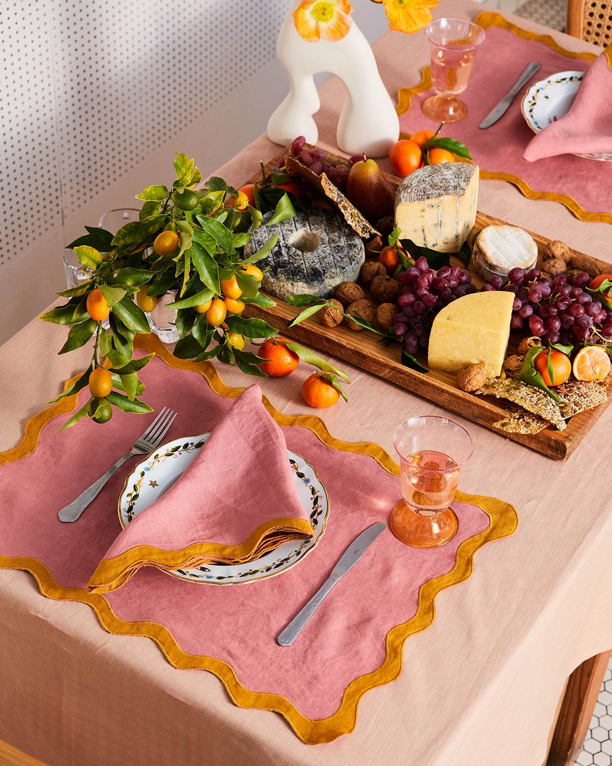 Sets de table festonnés en lin 100% français, argile rose et curcuma (lot de quatre)