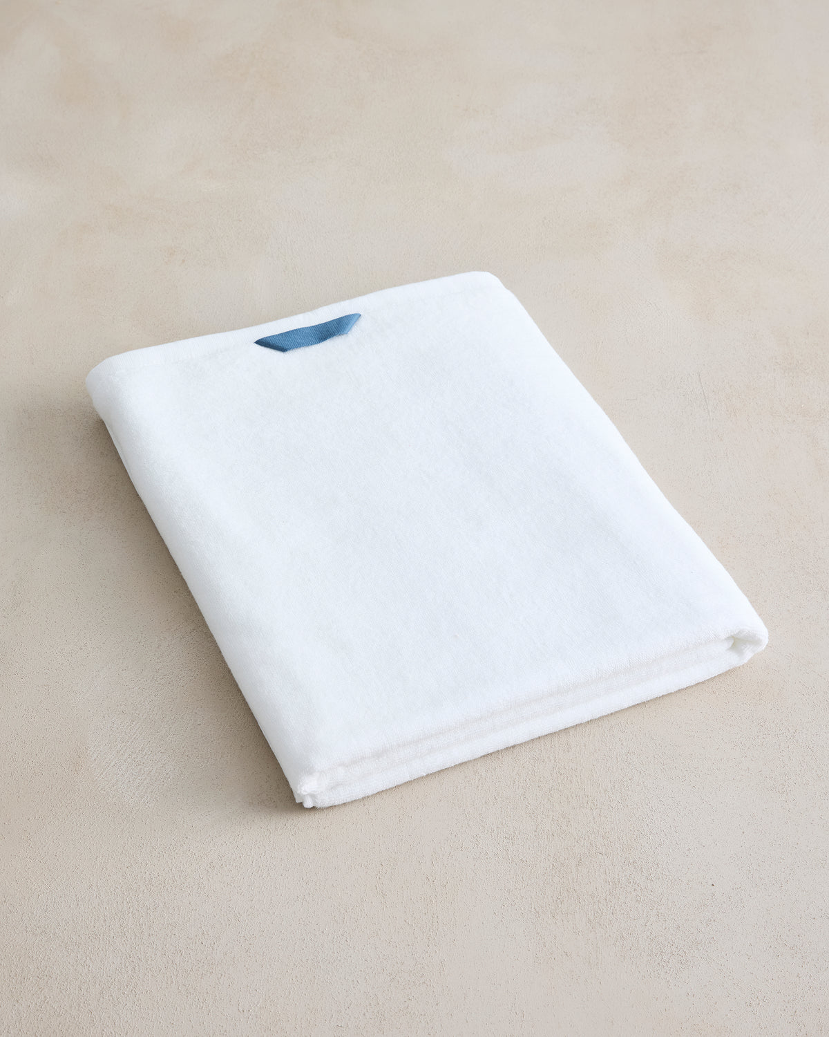 Drap de bain en coton éponge blanc immaculé