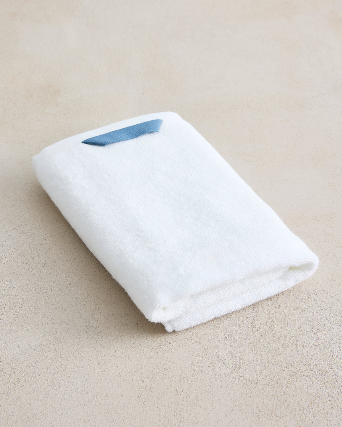 Serviette de toilette en coton éponge blanc immaculé