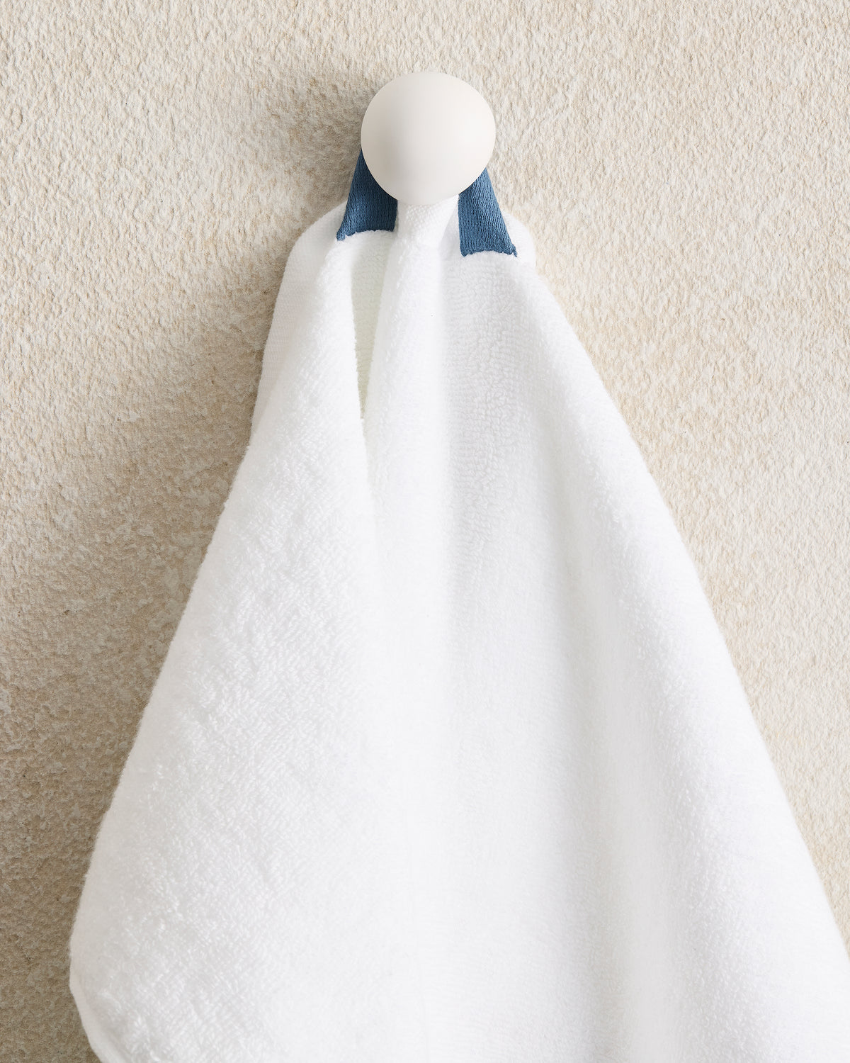 Serviette de toilette en coton éponge blanc immaculé