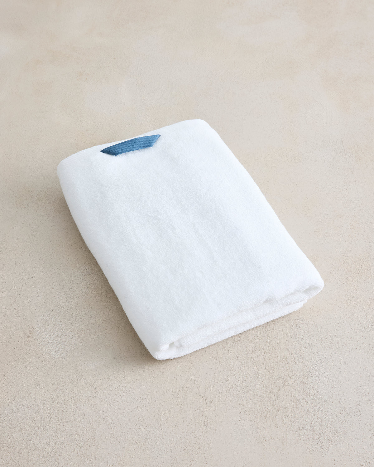 Serviette de bain en coton éponge blanc immaculé