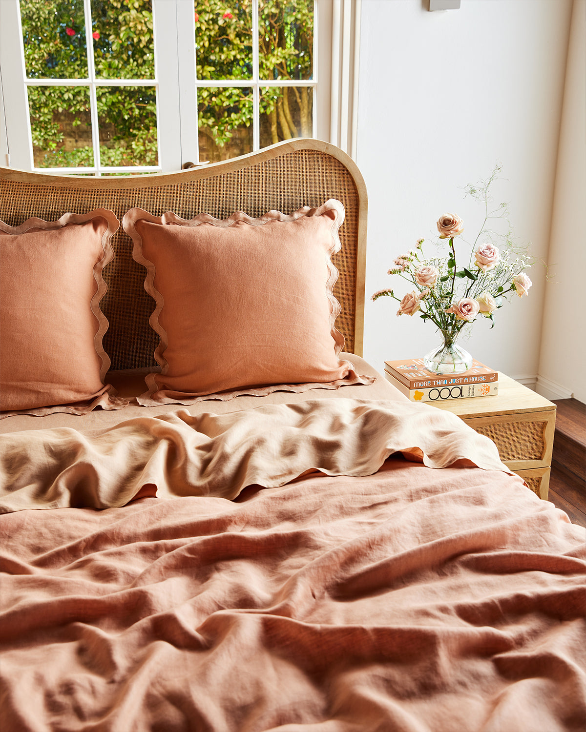 Taies d'oreiller européennes festonnées en lin 100 % français, coloris noisette et terracotta (lot de deux)