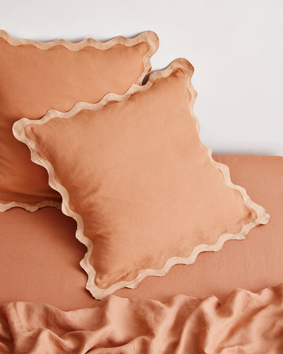 Taies d'oreiller européennes festonnées en lin 100 % français, coloris noisette et terracotta (lot de deux)