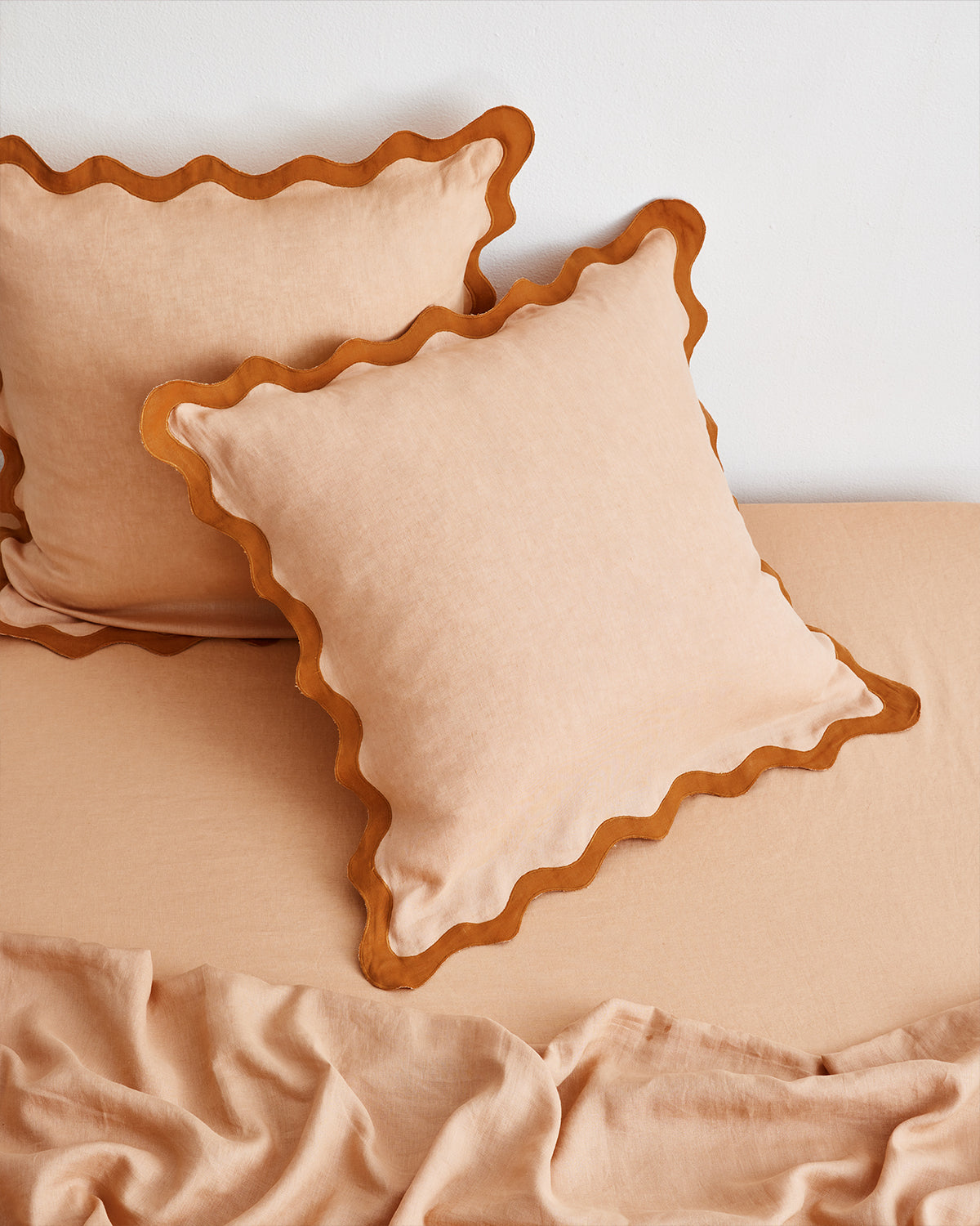 Taies d'oreiller européennes festonnées en lin 100 % français, coloris Terracotta &amp; Rust (lot de deux)