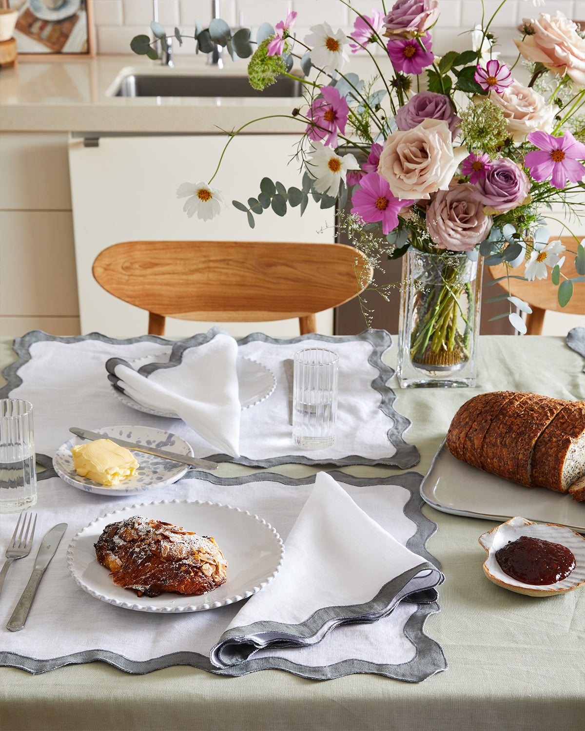 Serviettes de table festonnées 100% lin français White &amp; Mineral (lot de quatre)